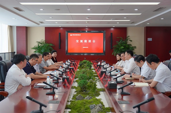余红辉与国家林业局原副局长李育材一行座谈
